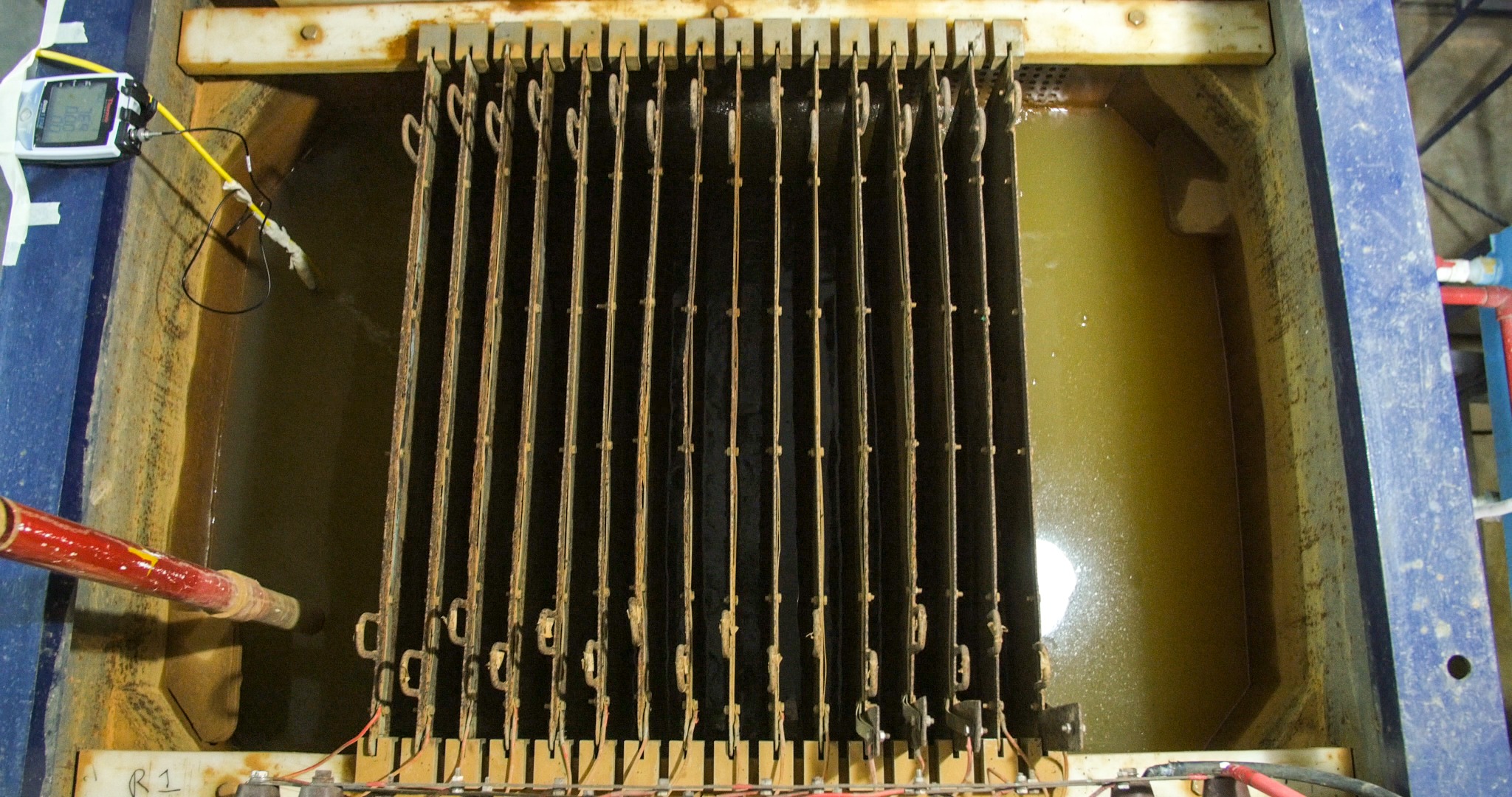 Overhead view of an electrode array in an electrolysis tank
