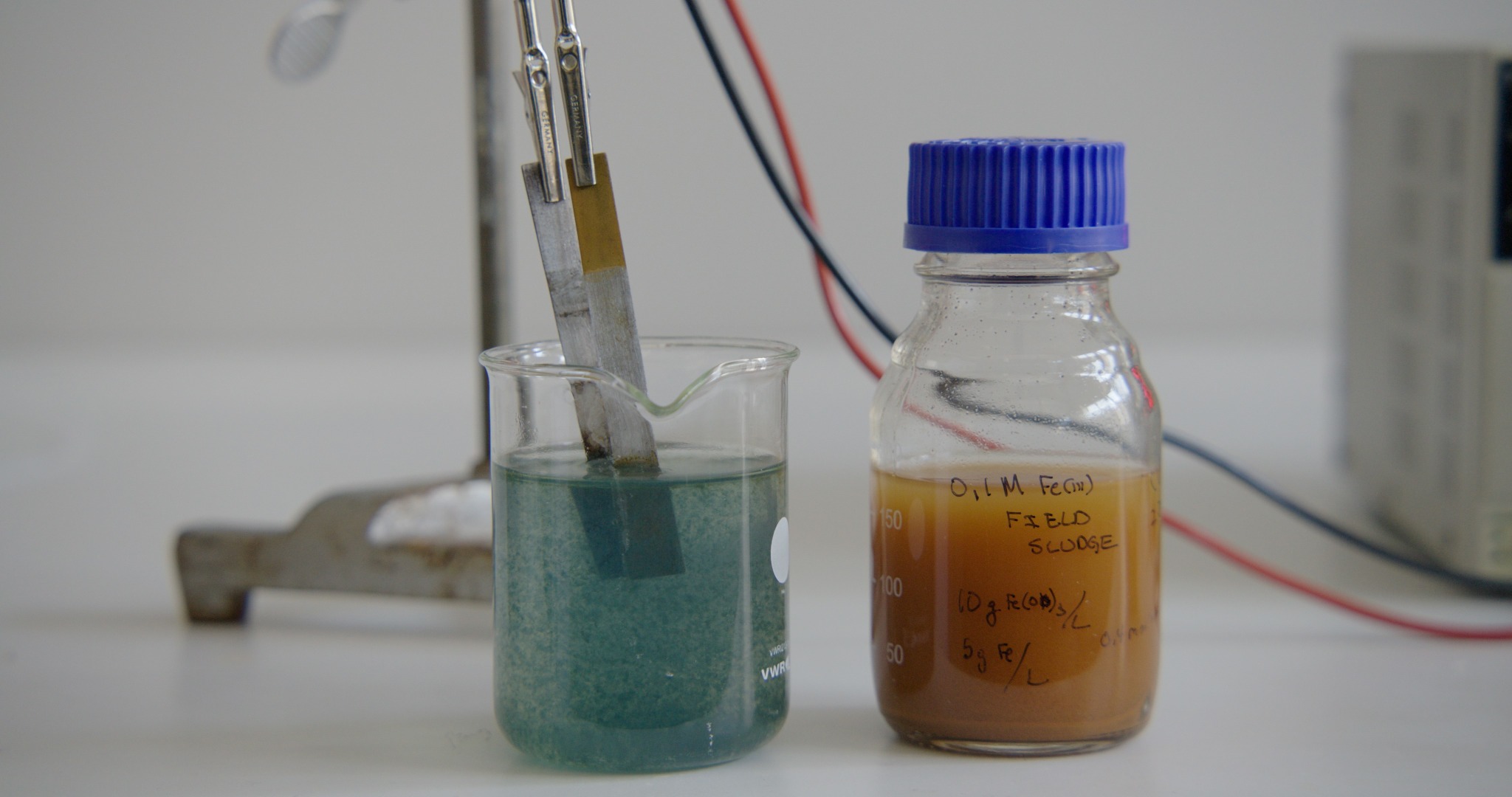 Bench-scale electrolysis experiment beside a groundwater treatment sludge suspension